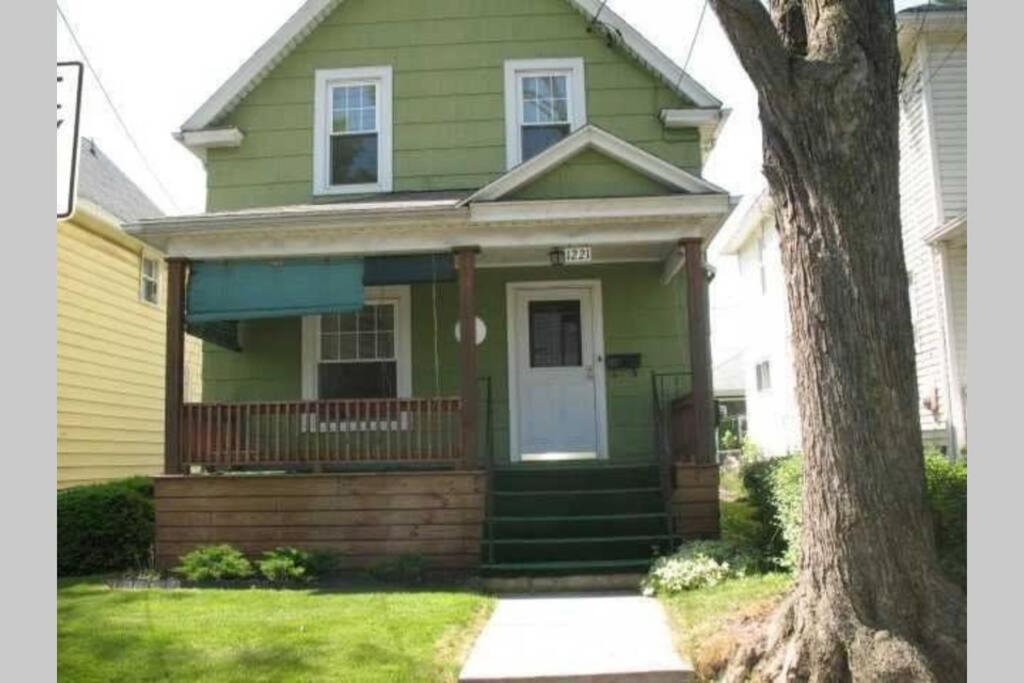 The Oakwood Cottage- With Private Yard & Parking, Minutes From Falls & Casino By Niagara Hospitality Niagara Falls Zewnętrze zdjęcie